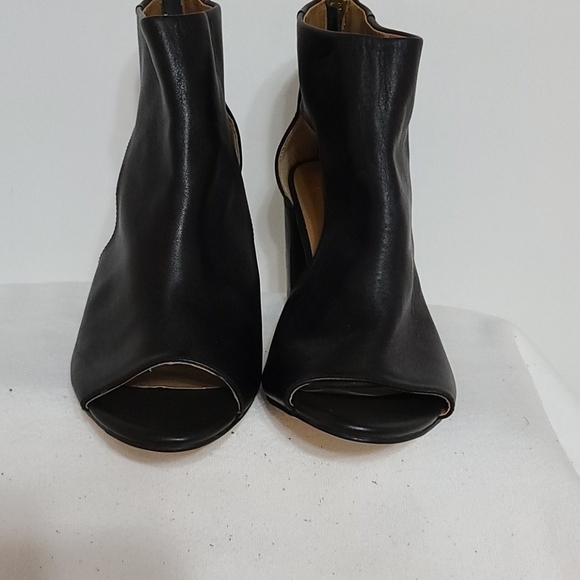 Report Signature zippered heels approx size 6 - Picture 3 of 8